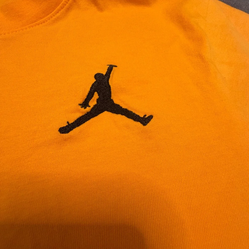 Jordan Jumpman Embroidered Logo T-Shirt Orange‎ Mens Size Medium Short Sleeve